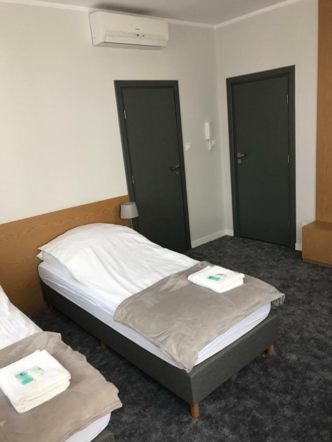 7 Rooms Mtp Poznań Esterno foto